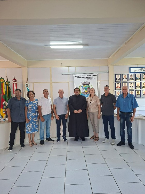 Padre Tiago André Guimarães realiza visita institucional ao Legislativo como novo pároco.